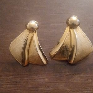 Vintage STAR BRAND Gold Tone clip on earrings.